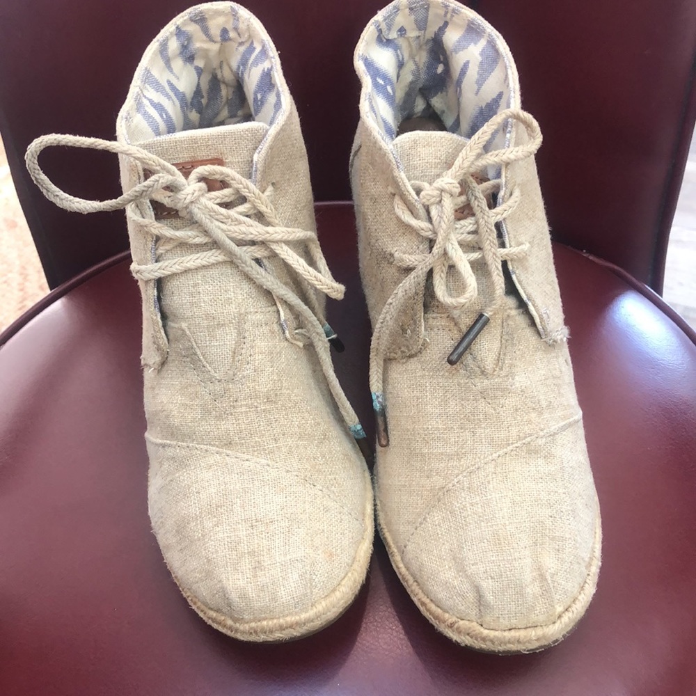 Tom’s beige platform heeled size 8.5 laces and in excellent condition